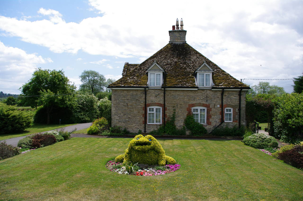 Topiary frog, Rushey Lock Cottage
