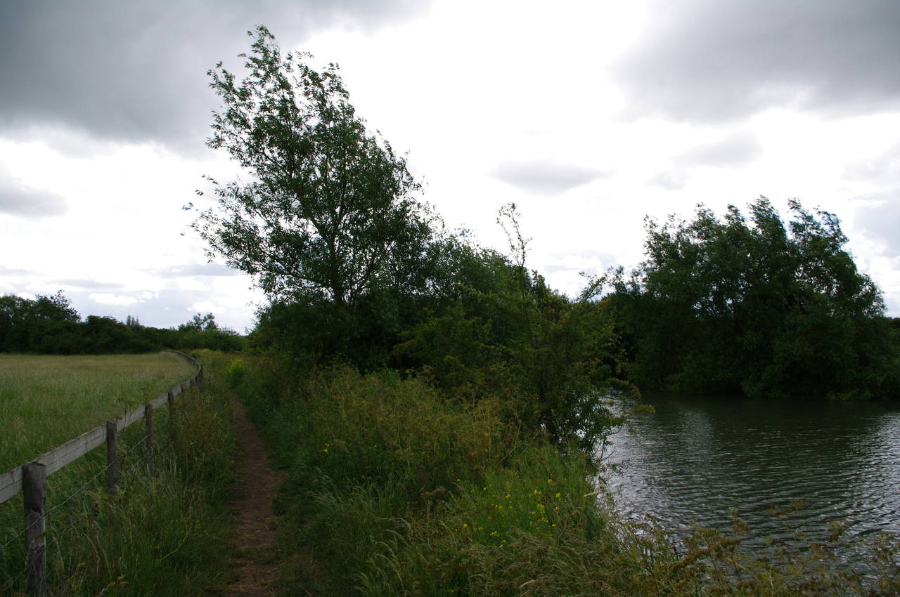 Thames Path downstream from Newbridge